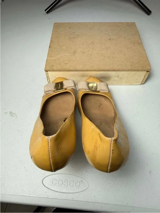 Salvatore Ferragamo Yellow
Patent Vara
Bow Peep Toe Platform Pumps Sz
6.5 - Picture 11 of 13